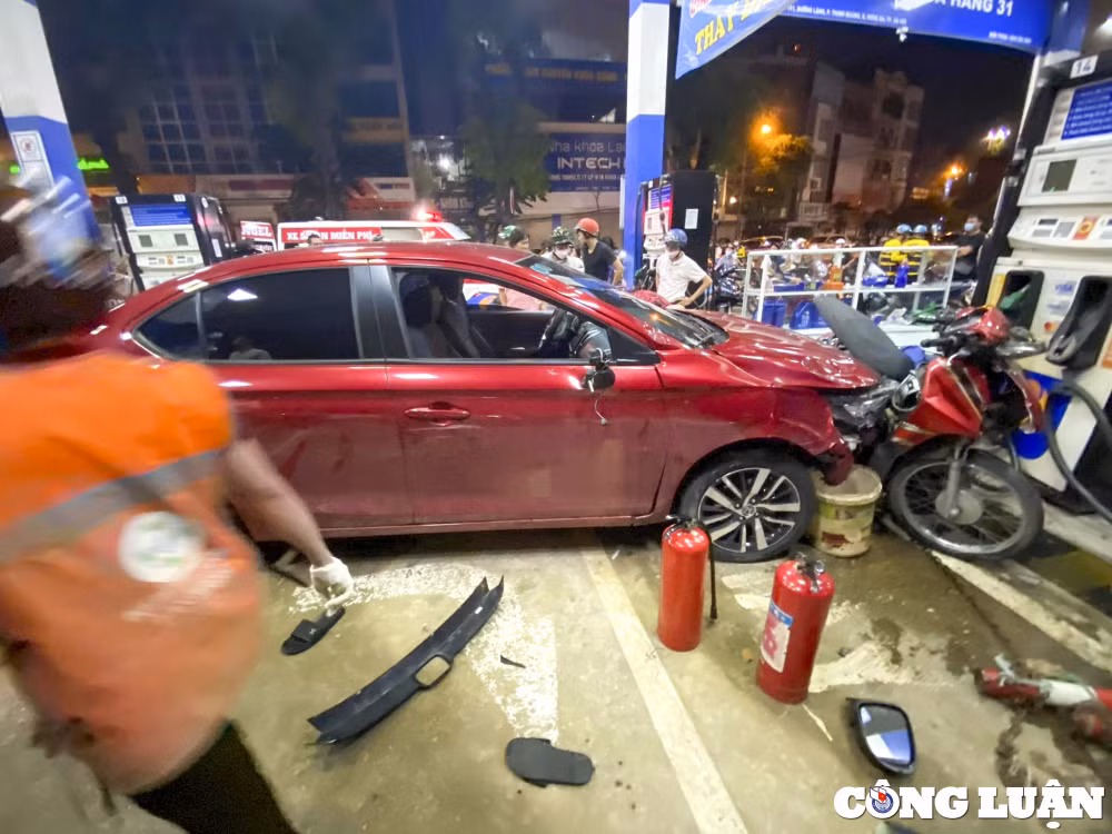 ha noi o to don guc hang loat xe may dang dung do xang hinh 2