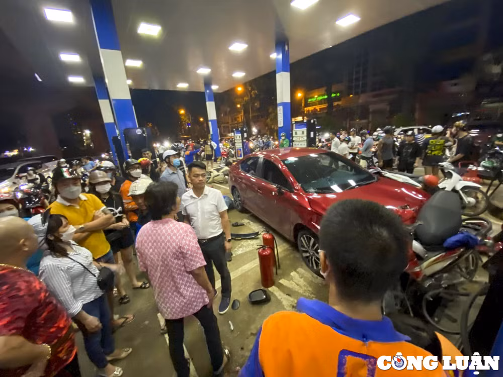 ha noi o to don guc hang loat xe may dang dung do xang hinh 1