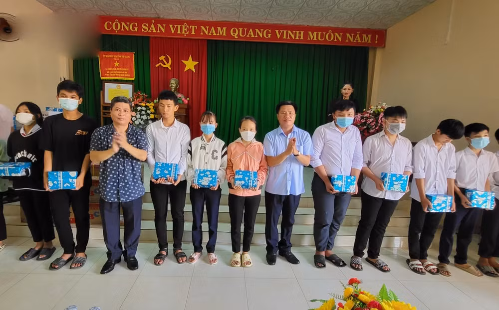dai tieng noi viet nam trao qua ho tro hoc sinh ngheo tai tinh hau giang hinh 1