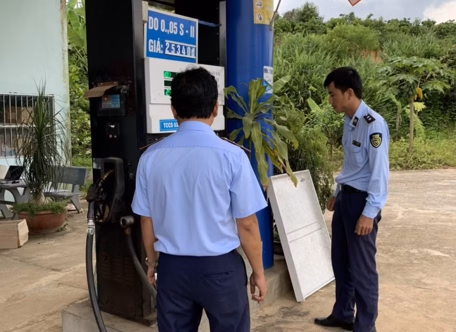 mot doanh nghiep kinh doanh xang dau su dung cot bom het han kiem dinh bom ban xang hinh 1