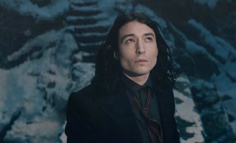 the flash ezra miller gap van de ve suc khoe tam than hinh 2