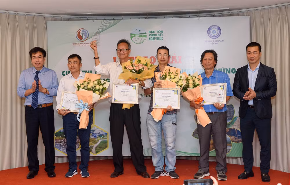 trao giai cuoc thi anh ve bao ton va su dung ben vung cac vung dat ngap nuoc hinh 3