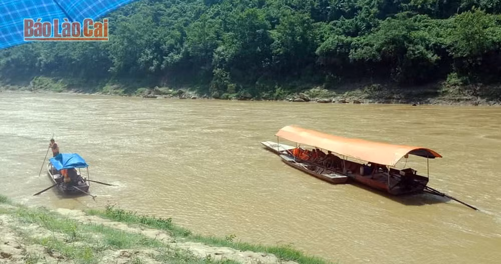 lao cai lat thuyen song chay 1 em nho chet va 4 nguoi mat tich hinh 1