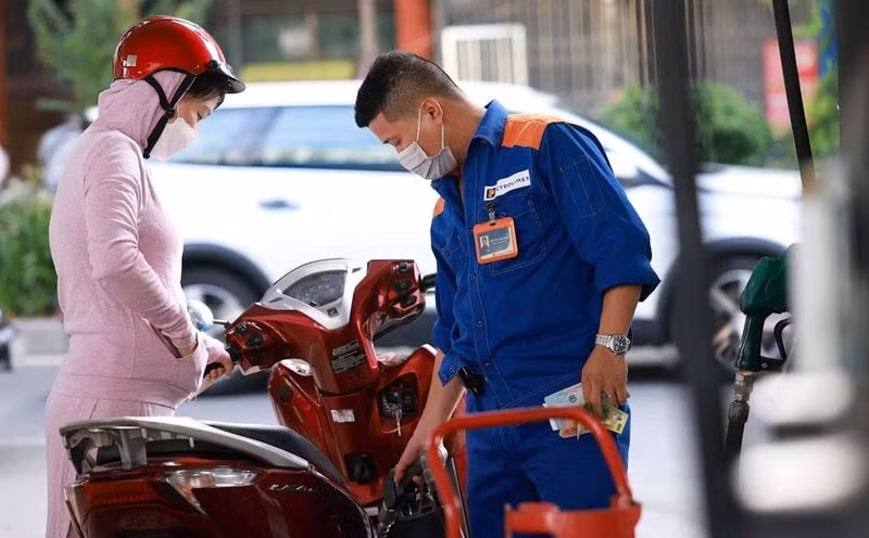Giá xăng tăng 2.000 đồng/lít, dầu hỏa tăng 7.000 đồng/lít. (Ảnh: DMS)