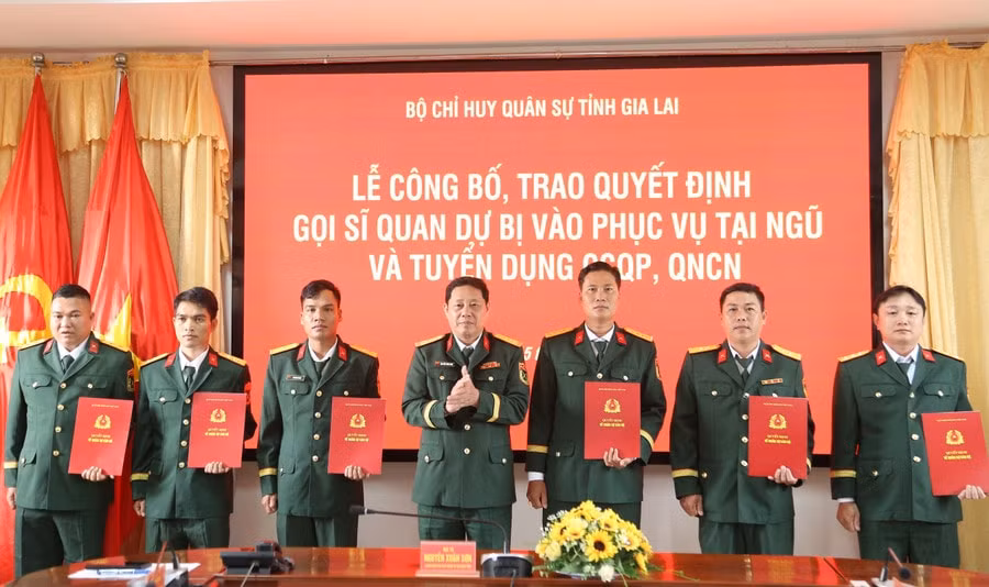 trao-quyet-dinh-goi-si-quan-du-bi-vao-phuc-vu-tai-ngu-1771219312833-1771219312974994394452.jpg