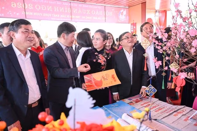 Các đại biểu tìm hiểu các ấn phẩm báo Xuân và sản phẩm trưng bày tại sự kiện. (Ảnh: SKĐS