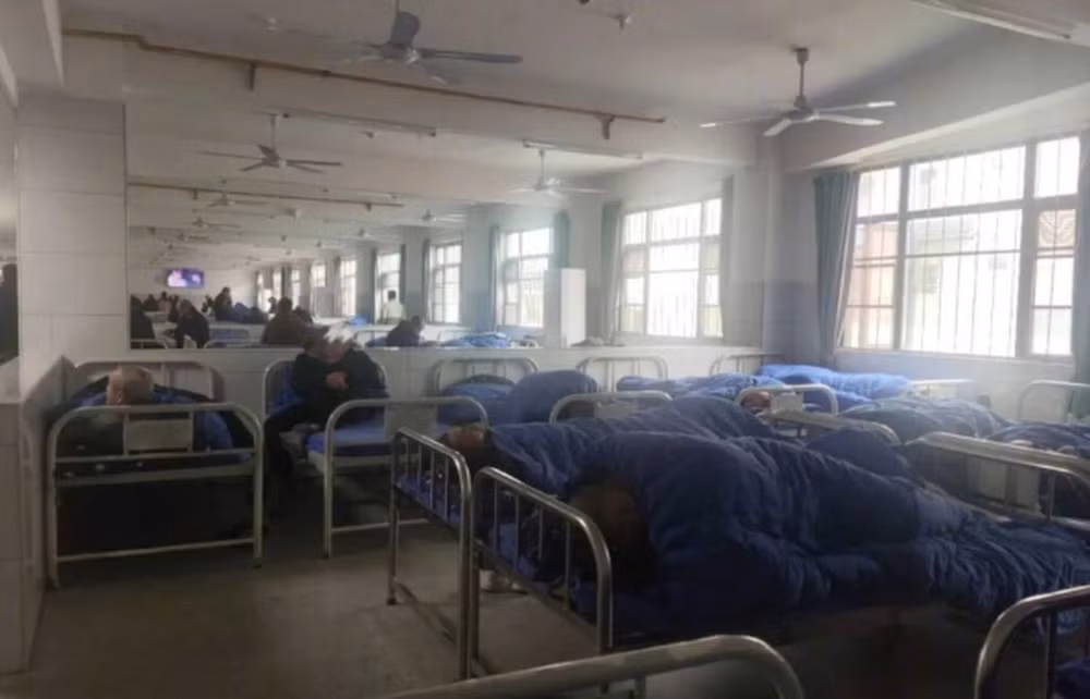 Một phòng bệnh chật chội trong một trong những cơ sở hiện đang bị chính quyền điều tra. Ảnh: bjnews
