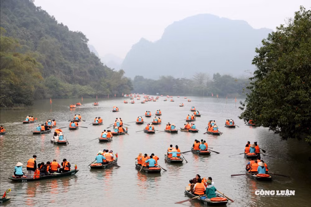 Du khách ngồi thuyền khám phá Tràng An dịp đầu xuân Bính Ngọ 2026. Ảnh: Minh Đường
