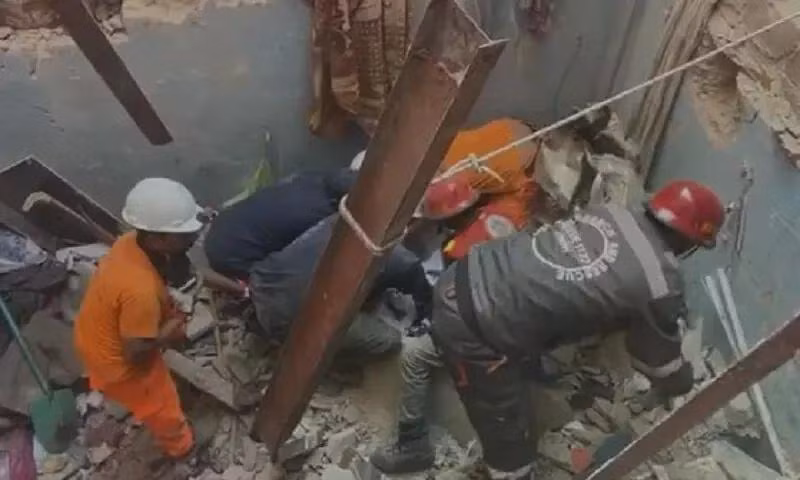 Các nhân viên cứu hộ đang tìm kiếm trong đống đổ nát của tòa nhà sau vụ sập. — Cứu hộ 1122