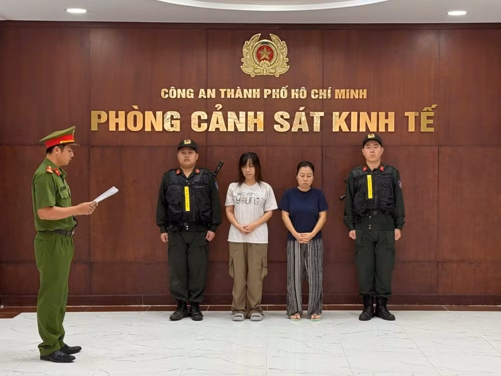 Cơ quan Cảnh sát điều tra tống đạt quyết định khởi tố, thi hành lệnh bắt tạm giam đối với bị can. Ảnh: Công an
