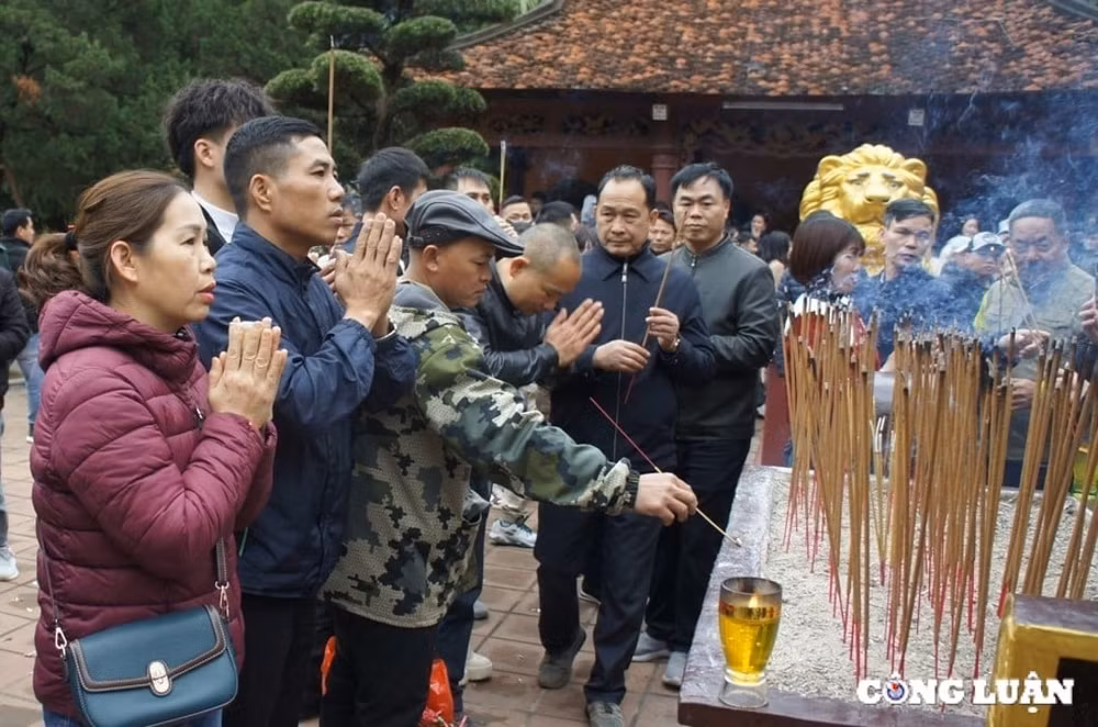 Du khách lễ Phật tại Thiên Trù, chùa Hương