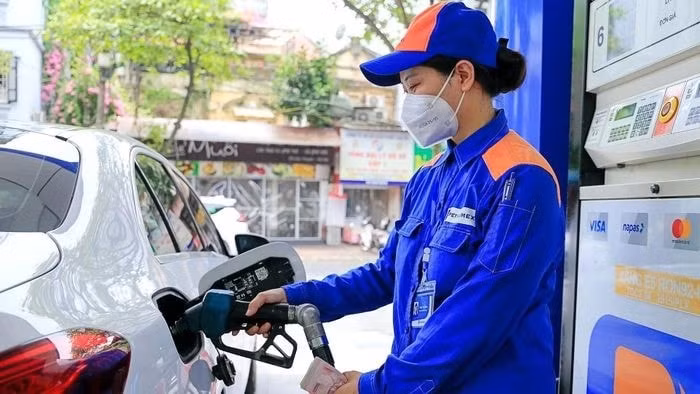 Giá xăng tăng lần thứ ba liên tiếp. (Ảnh: DMS)