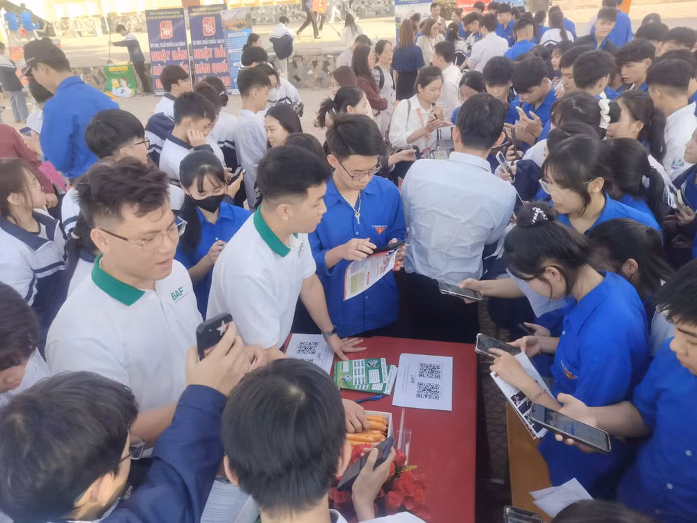 Phiên giao dịch việc làm thu hút nhiều học sinh, sinh viên tham gia.