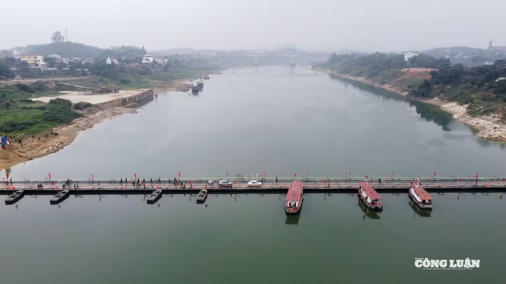 Cầu phao Đoan Hùng bắc qua sông Lô có khoảng cách không xa so với cầu sông Lô đang gặp sự cố. Ảnh: Trường Quân.