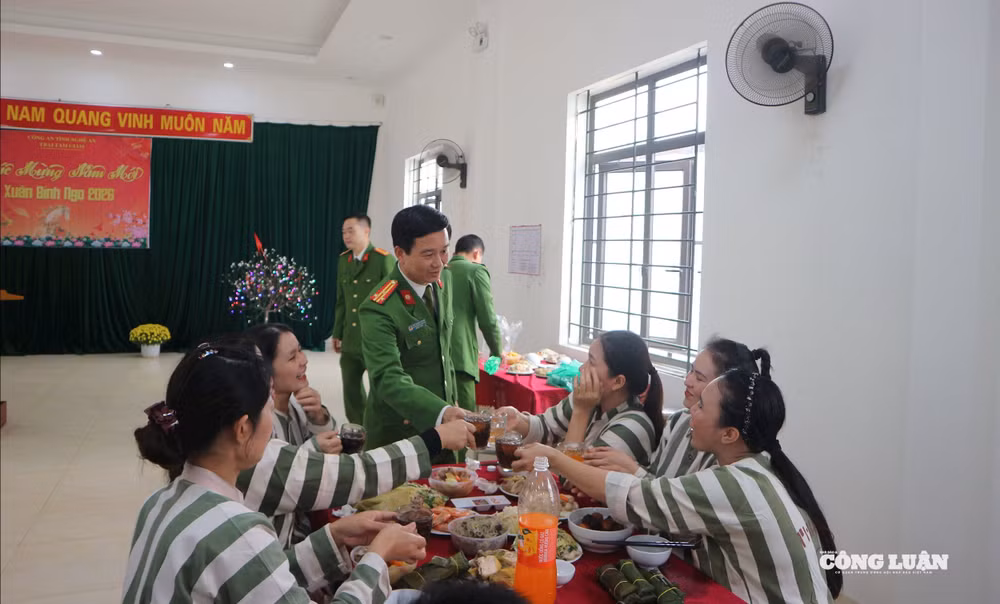 Thượng tá Chu Quang Thành – Giám thị Trại tạm giam Công an tỉnh Nghệ An chúc Tết, động viên các phạm nhân