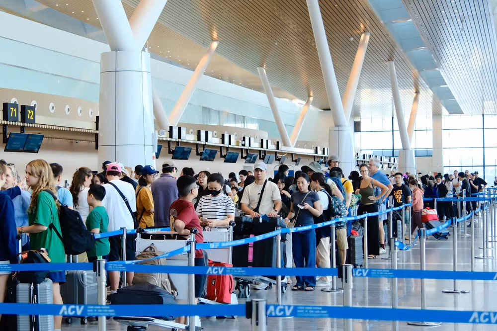 Lượng khách di chuyển qua cảng hàng không quốc tế Tân Sơn Nhất dự báo sẽ tăng mạnh dịp cao điểm Tết Nguyên đán 2026. Ảnh. TL.