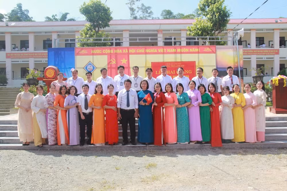 Tập thể CBGV, NV Trường THCS Linh Sơn