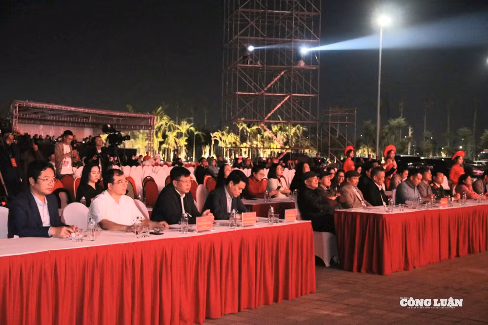 Lãnh đạo thành phố dự tổng duyệt.