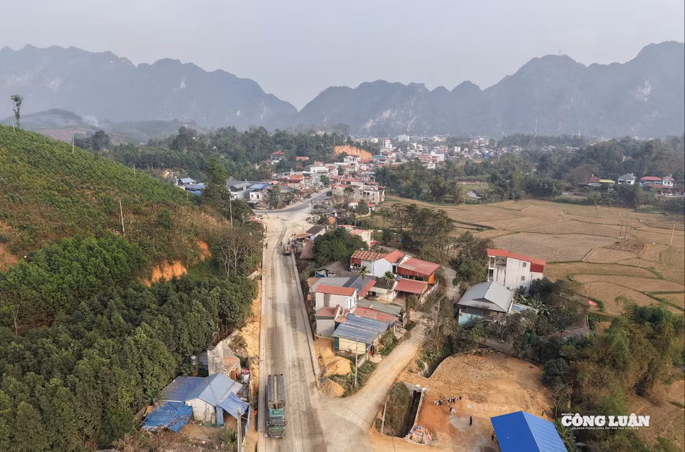 Dự án xây dựng đường Hồ Chí Minh đoạn Chợ Chu - Ngã ba Trung Sơn có tổng chiều dài gần 30km (không bao gồm cầu Bến Nước, cầu Suối Cóc và khoảng 1,2km đường dẫn hai đầu cầu) đi qua địa bàn 2 tỉnh Thái Nguyên và Tuyên Quang.