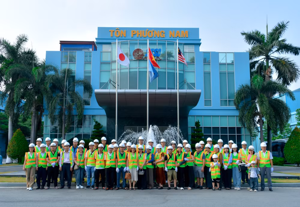 Các khách hàng thực tế nhvà chụp ảnh lưu niệm tại C