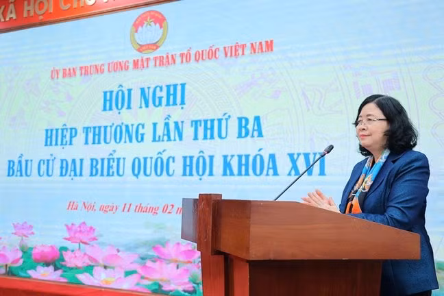 Bà Bùi Thị Minh Hoài, Ủy viên Bộ Chính trị, Bí thư Trung ương Đảng, Bí thư Đảng ủy MTTQ, các đoàn thể Trung ương, Chủ tịch Uỷ ban Trung ương MTTQ Việt Nam, Phó Chủ tịch Hội đồng bầu cử Quốc gia phát biểu tại Hội nghị. Ảnh: Mặt trận