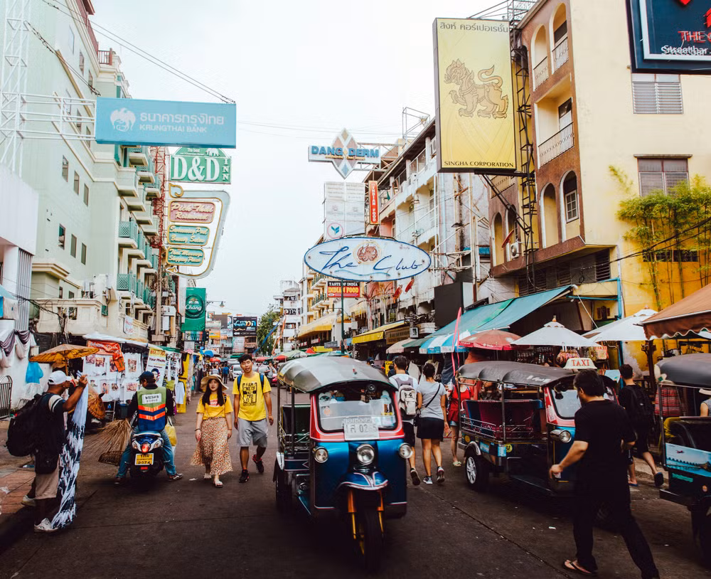 người đi bộ giữa những tòa nhà cao tầng