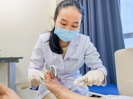 dung kim chich vet thuong de tu nan mu nguoi phu nu phai cat cut ban chan hinh 1