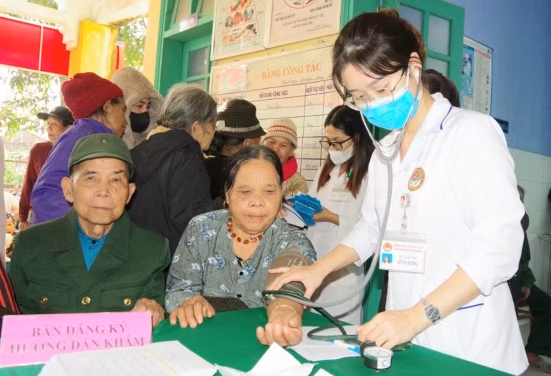 kham phat thuoc mien phi cho ba con dan toc thieu so thua thien hue hinh 1