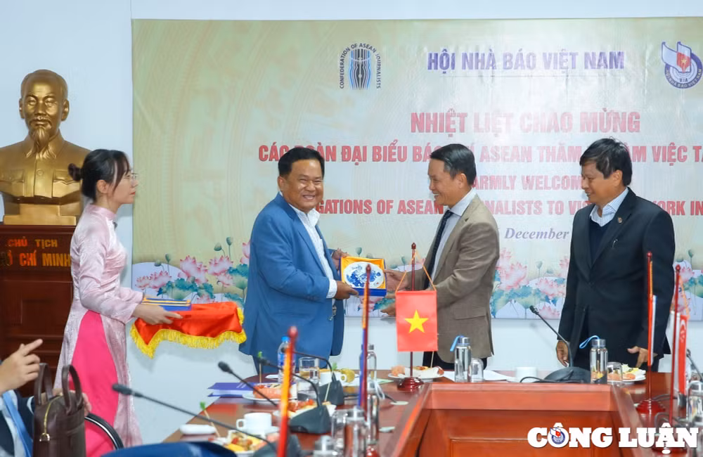 hoi nha bao viet nam tiep dai su quan va doan dai bieu cac nha bao den tu lien doan bao chi asean hinh 4