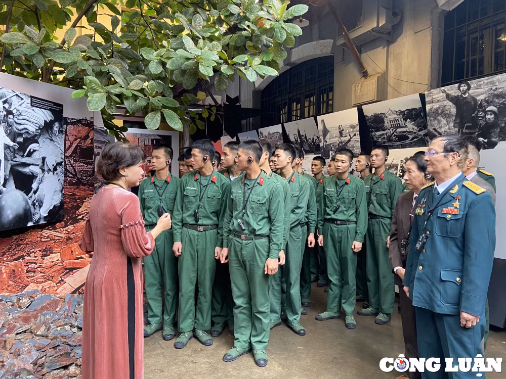 hoi uc lai chien thang dien bien phu tren khong qua trung bay thang am cuoc chien hinh 2