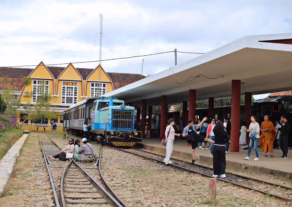 thang 12 nganh duong sat tang cuong chay tau du lich da lat hinh 1