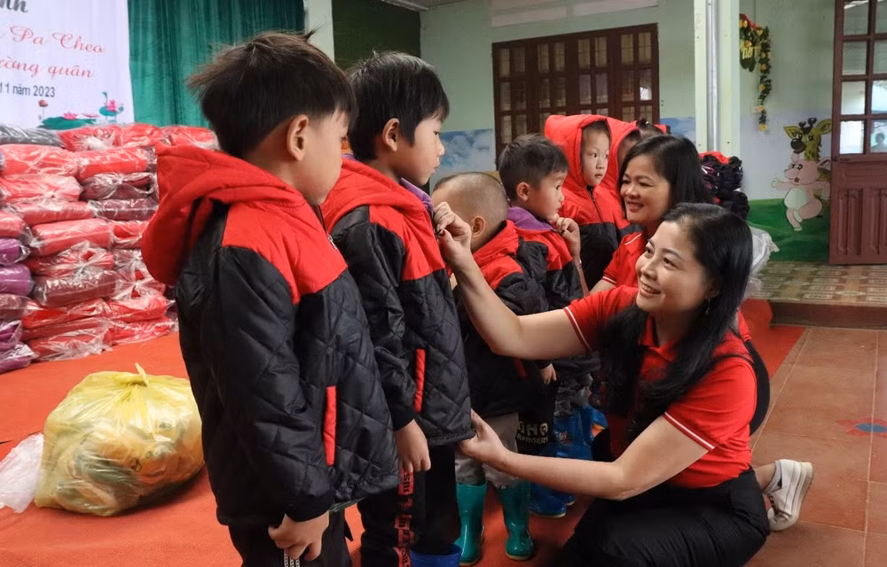 lao cai tang nhieu ao am binh dun nuoc nong cho hoc sinh vung kho khan hinh 1