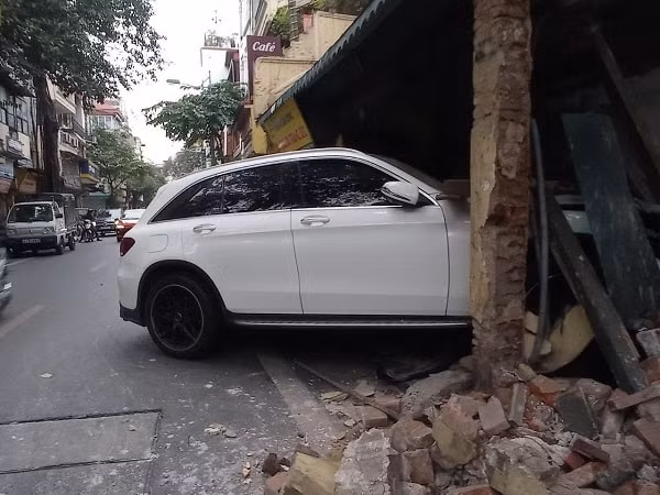 nu tai xe mercedes mat lai lao thang vao nha dan o trung tam ha noi hinh 1