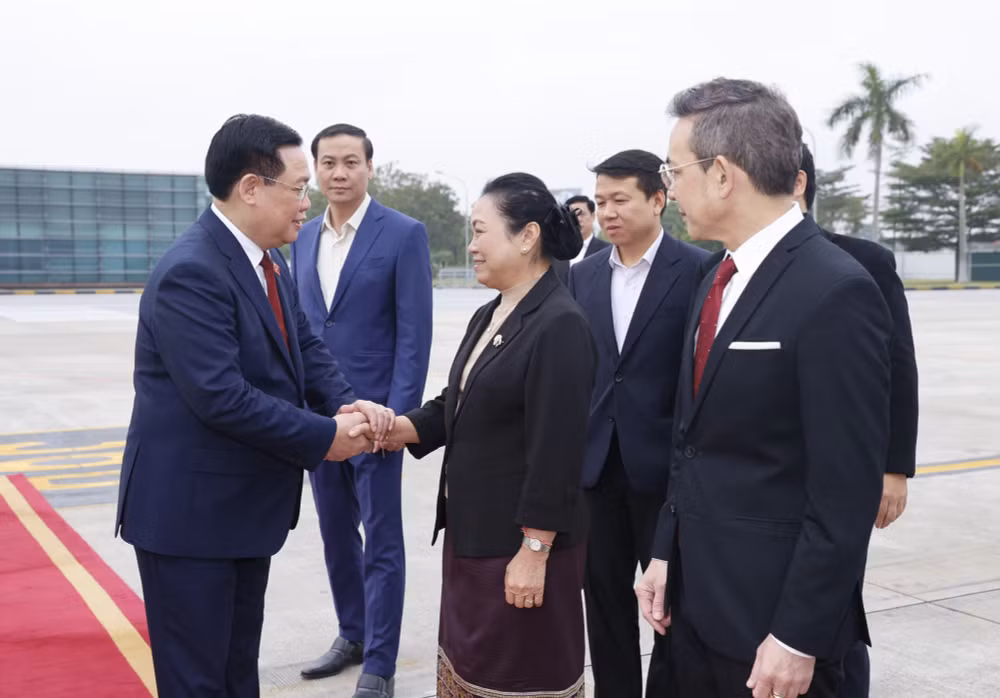 chu tich quoc hoi vuong dinh hue len duong du hoi nghi cap cao quoc hoi 3 nuoc campuchia lao viet nam hinh 1