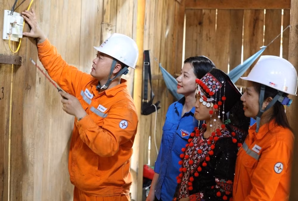 evnnpc trien khai nhieu hoat dong ho tro nguoi dan doanh nghiep trong thang tri an khach hang nam 2023 hinh 1
