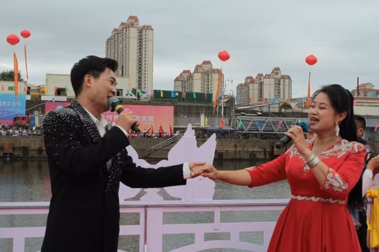 giao luu hat doi tren song bien gioi viet nam trung quoc hinh 2