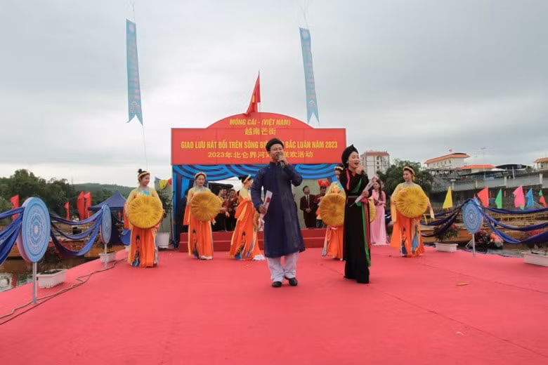 giao luu hat doi tren song bien gioi viet nam trung quoc hinh 1