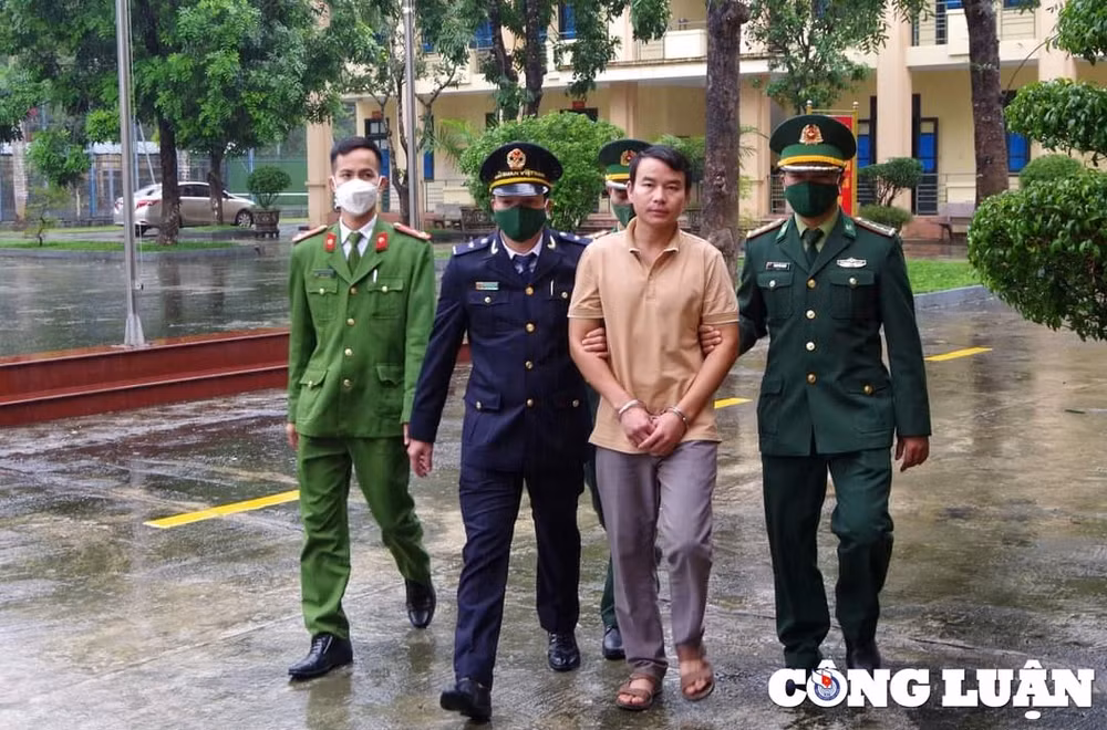 nguy trang 60kg phao trong thung tu che tren xe tai de tuon qua bien gioi hinh 2