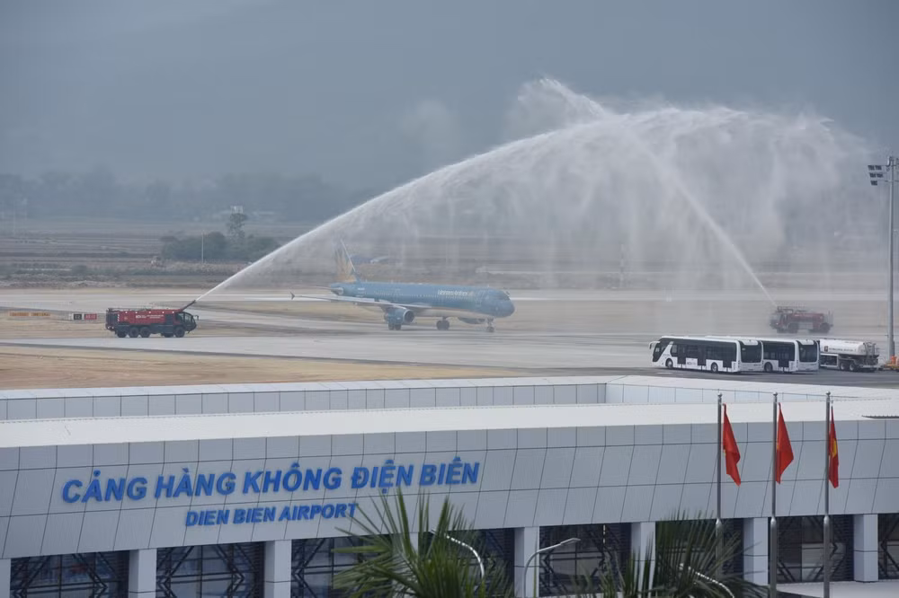 chuyen bay danh dau cot moc lich su moi cua san bay dien bien hinh 8