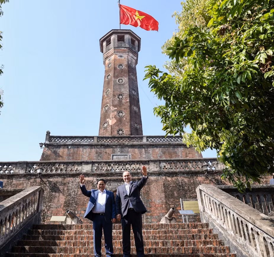 thu tuong pham minh chinh va thu tuong belarus tham quan cot co ha noi thuong thuc ca phe viet nam hinh 2