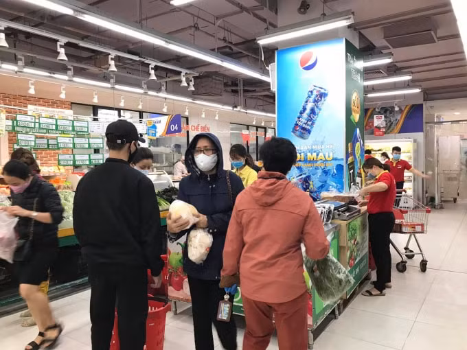 Hệ thống siêu thị khác như Big C, Lottemart, MM Mega Market... cũng cho biết đã tăng lượng hàng dự trữ lên 30-50%. Ảnh: Dương Lâm.