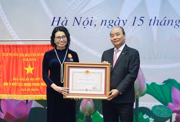 Thứ trưởng, Tổng Giám đốc BHXH Việt Nam Nguyễn Thị Minh nhận Huân chương Độc lập hạng Ba