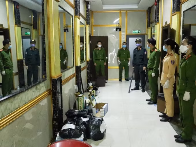 Công an bất ngờ đột kích quán Karaoke My Friend, ở tổ dân phố 1, thị trấn Xuân An, Nghi Xuân. Ảnh CAHT