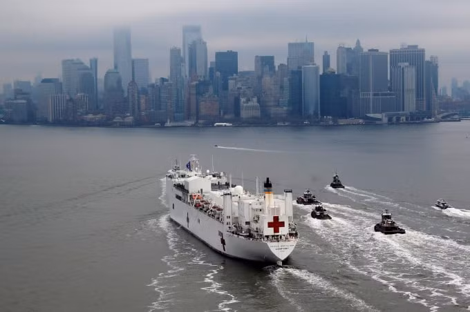 Bệnh viện dã chiến trên tàu đầu tiên của quân đội Mỹ cập bến thành phố New York, Mỹ.Ảnh: Reuters