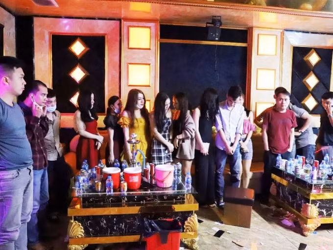 Trước đó, 76 đối tượng bị lực lượng chức năng bắt ngày 26/3 cũng đang sử dụng ma túy tập thể trong quán karaoke My Friend