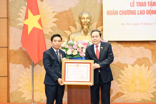 Trao Huân chương Lao động hạng Nhất tặng Phó Chủ tịch Quốc hội Nguyễn Doãn Anh