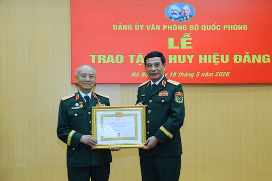Đại tướng Phan Văn Giang trao Huy hiệu 70 năm tuổi Đảng tặng Đại tướng Phạm Văn Trà