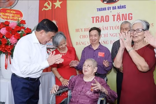 Thường trực Ban Bí thư Trần Cẩm Tú dự trao Huy hiệu 80 năm tuổi Đảng tại Đà Nẵng