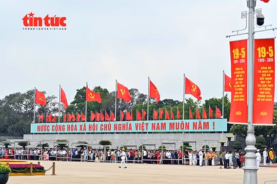 Đông đảo người dân vào Lăng viếng Chủ tịch Hồ Chí Minh