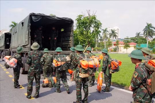 Quân đội chủ động ứng phó với áp thấp nhiệt đới trên Biển Đông